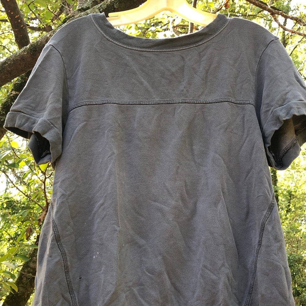 Secret Treasures Gray Short Sleeve Tee